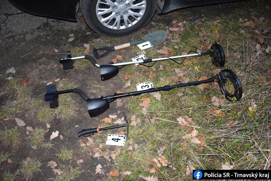 Hľadačov pokladov prichytila polícia z Brodského