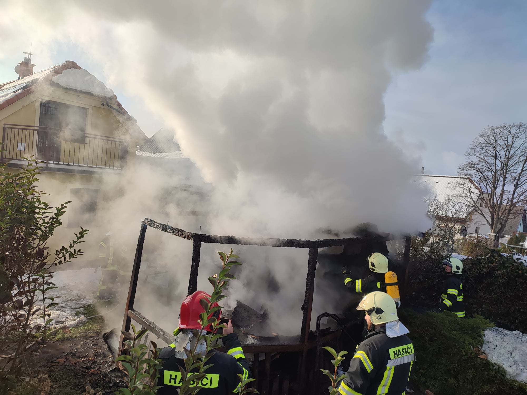 Požiar altánku pri vinohradníckych búdach v lokalite Skalica - Staré Hory. Zdroj: DHZO Skalica
