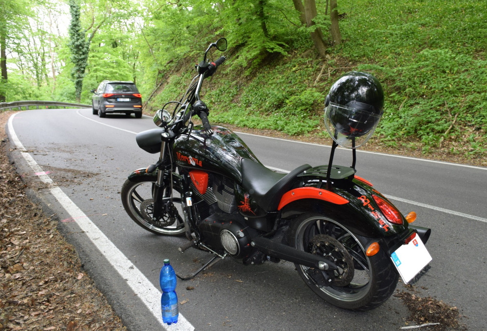 Na ceste III. triedy medzi obcami Buková a Plavecký Peter zas nezvládla jazdu 42 ročná žena na motocykli Victory. Zdroj: Polícia SR