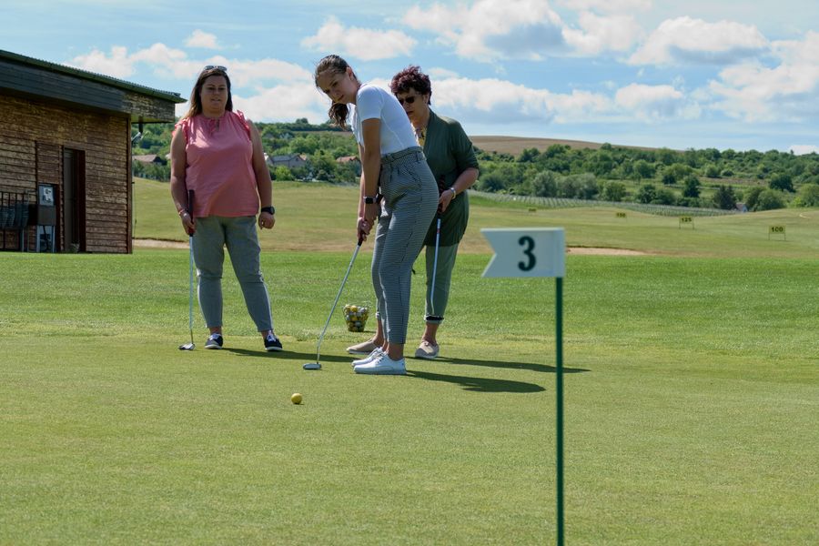 Stretnutie členov OOCR Záhorie v Grafobal Group Golf Resort Skalica. Zdroj: NaZahori.sk