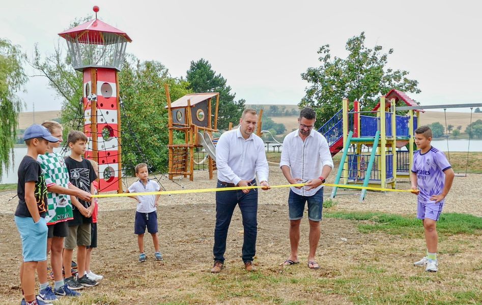 Nové prvky na detskom ihrisku, Senica - Kunovská priehrada Zdroj: NaZahori.sk