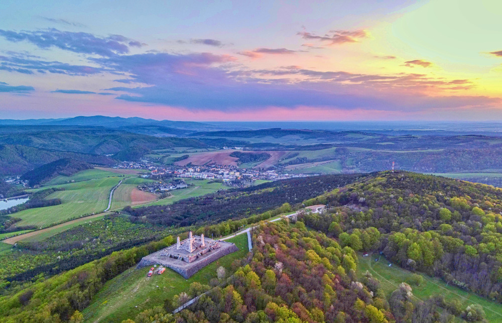 Brezová pod Bradlom a Mohyla Štefánika Autor: Vlado Miček NaZahori