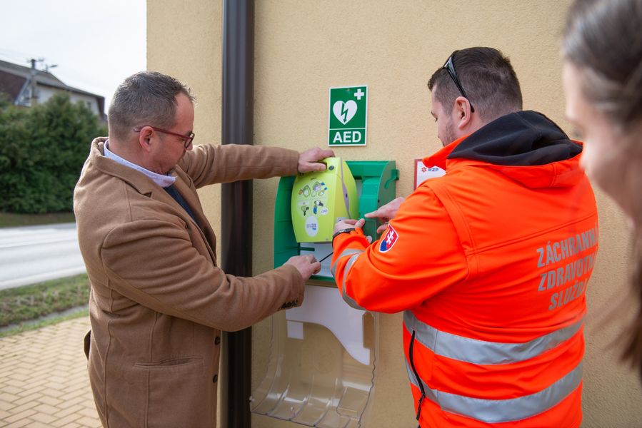 V obciach Kostolište a Záhorská Ves pribudli nové prístroje. Ide o defibrilačné prístroje, ktoré zakúpila spoločnosť Kaufland. Zdroj: ZZS SR