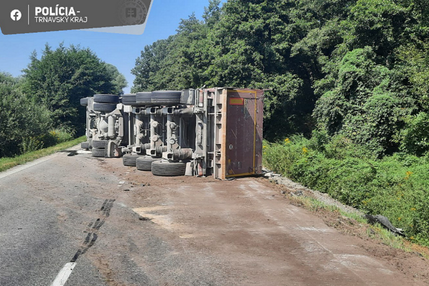 autentické foto nehody kamióna cesta Dojč - Čáčov zdroj: KR PZ v TT