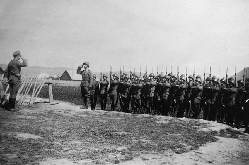 Fotografia zachytáva mužstvo a veliteľa 18. delostreleckej batérie, ktorá sa na jeseň 1944 zúčastnila SNP