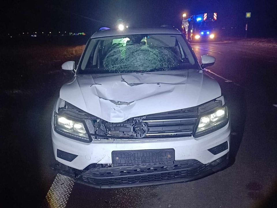 Auto po zrážke s chodkyňou pri Senici zdroj: Polícia KR PZ v TT