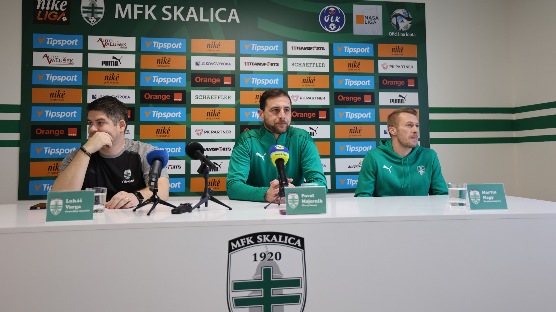 Tlačová konferencia MFK Skalica pred začiatkom jarnej časti Niké ligy. Zľava: generálny manažér Lukáš Varga, tréner Pavol Majerník a kapitán Martin Nagy. Autor: Vladimír Miček