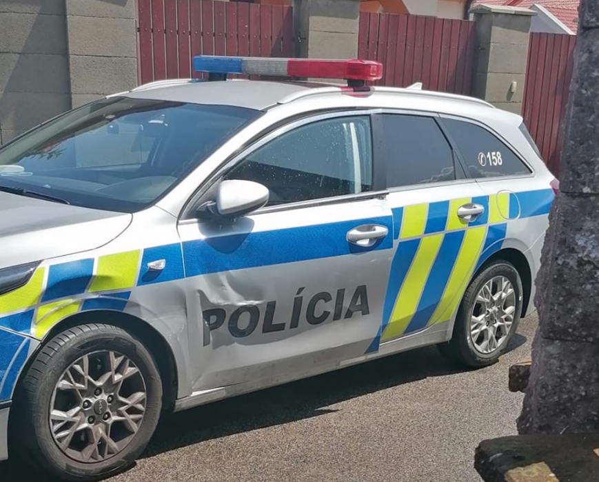 Policajné auto po nehode zdroj: KR PZ v TT