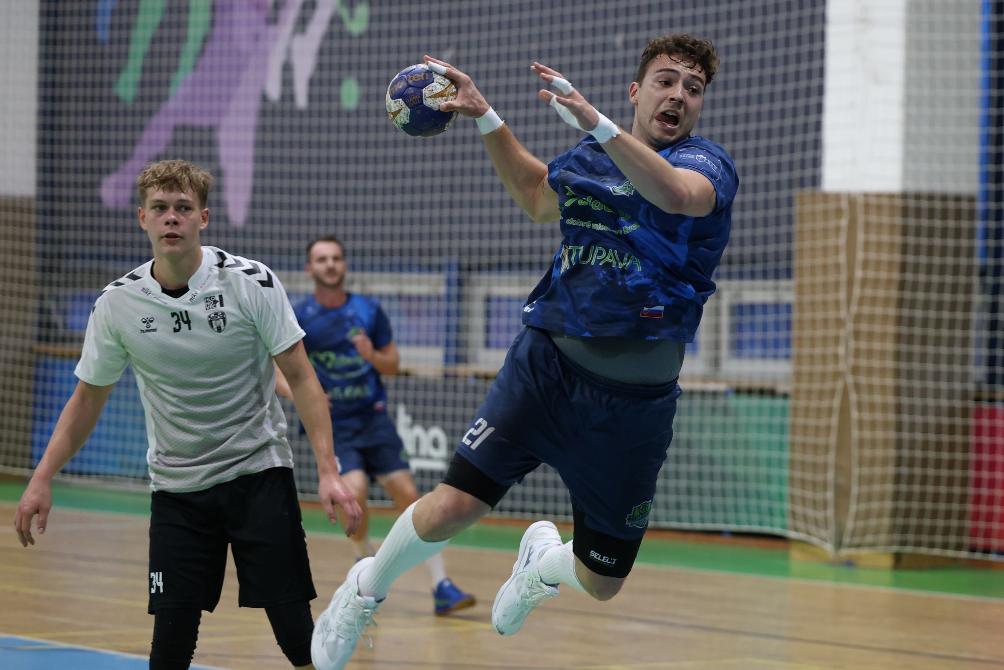 Vpravo Lukáš Konečný (HC Záhoráci), vľavo Jakub Antala (Sporta Hlohovec). HC Záhoráci - Sporta Hlohovec 34:27, 5. kolo Niké Handball extraligy Autor: Vladimír Miček