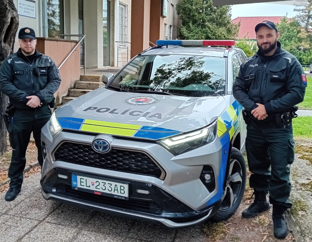 Policajti zo Skalice, ppráp. Ján a stržm. Mgr. Timotej, pomohli bezmocnej seniorke. Policajti zo Skalice, ppráp. Ján a stržm. Mgr. Timotej, pomohli bezmocnej seniorke.zdroj: KR PZ v TT