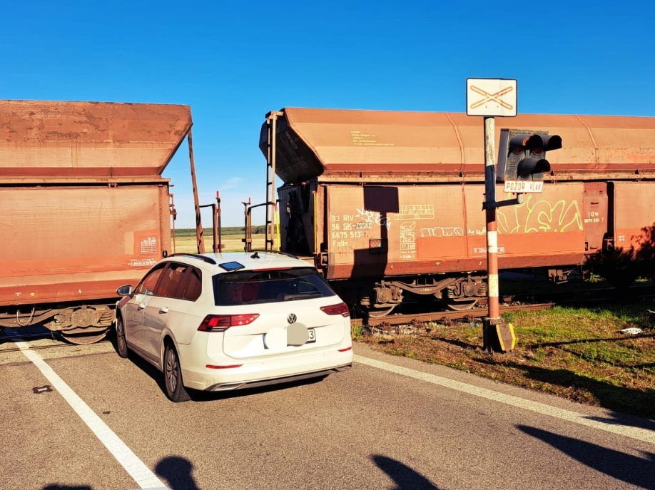 Nehoda vlaku s osobným autom na Záhorí zdroj polícia KR PZ v BA