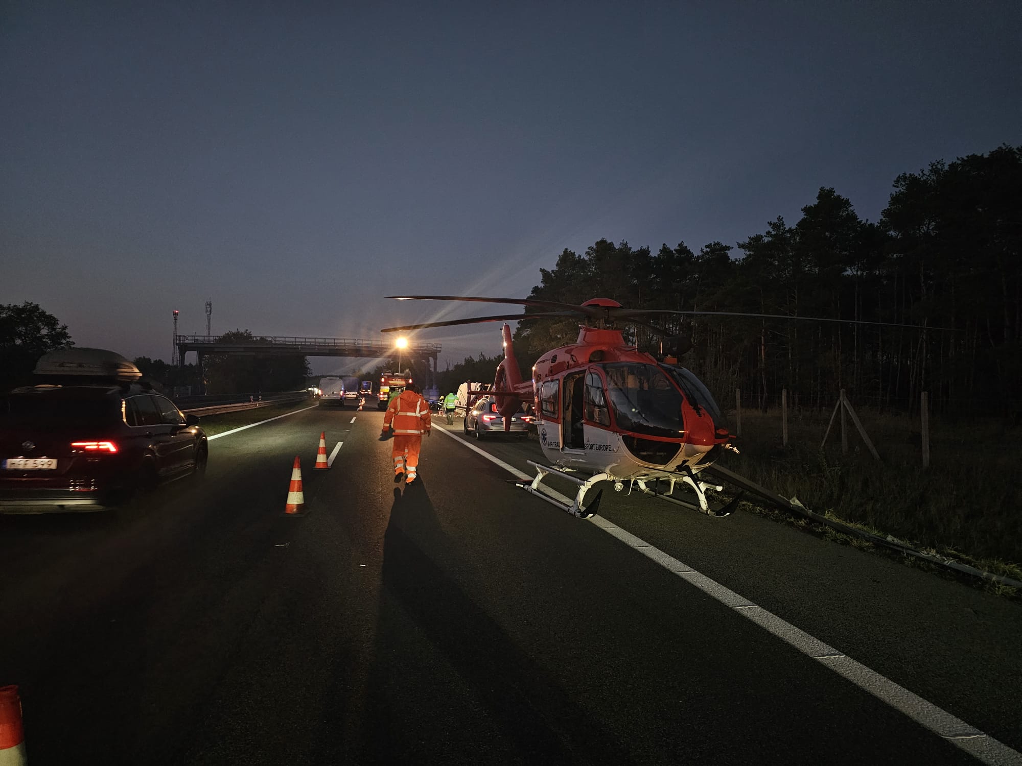 Vrtuľník na D2 pri Veľkých Levároch zdroj: ATE