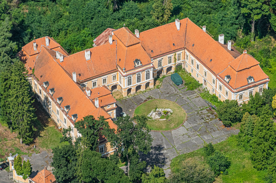 Kaštieľ vo Veľkých Levároch zdroj: obec