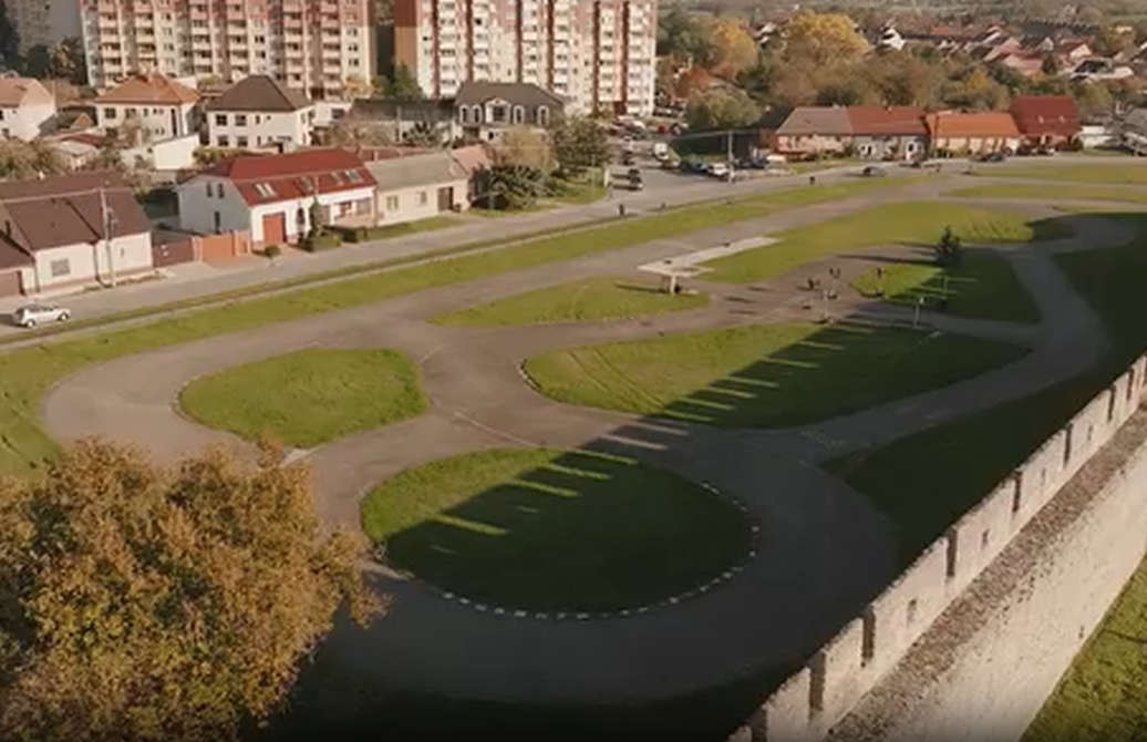 Mestský park pod hradbami zdroj mesto Skalica