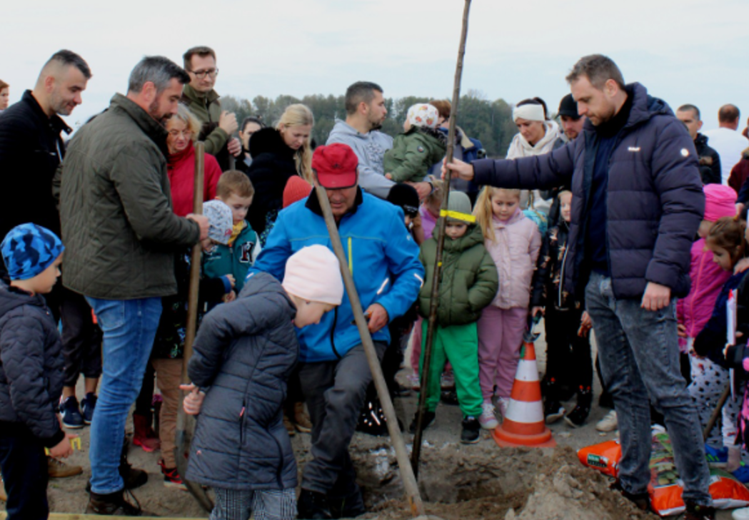 Výsadba lipovej aleje prvákmi zdroj: obec Veľké Leváre