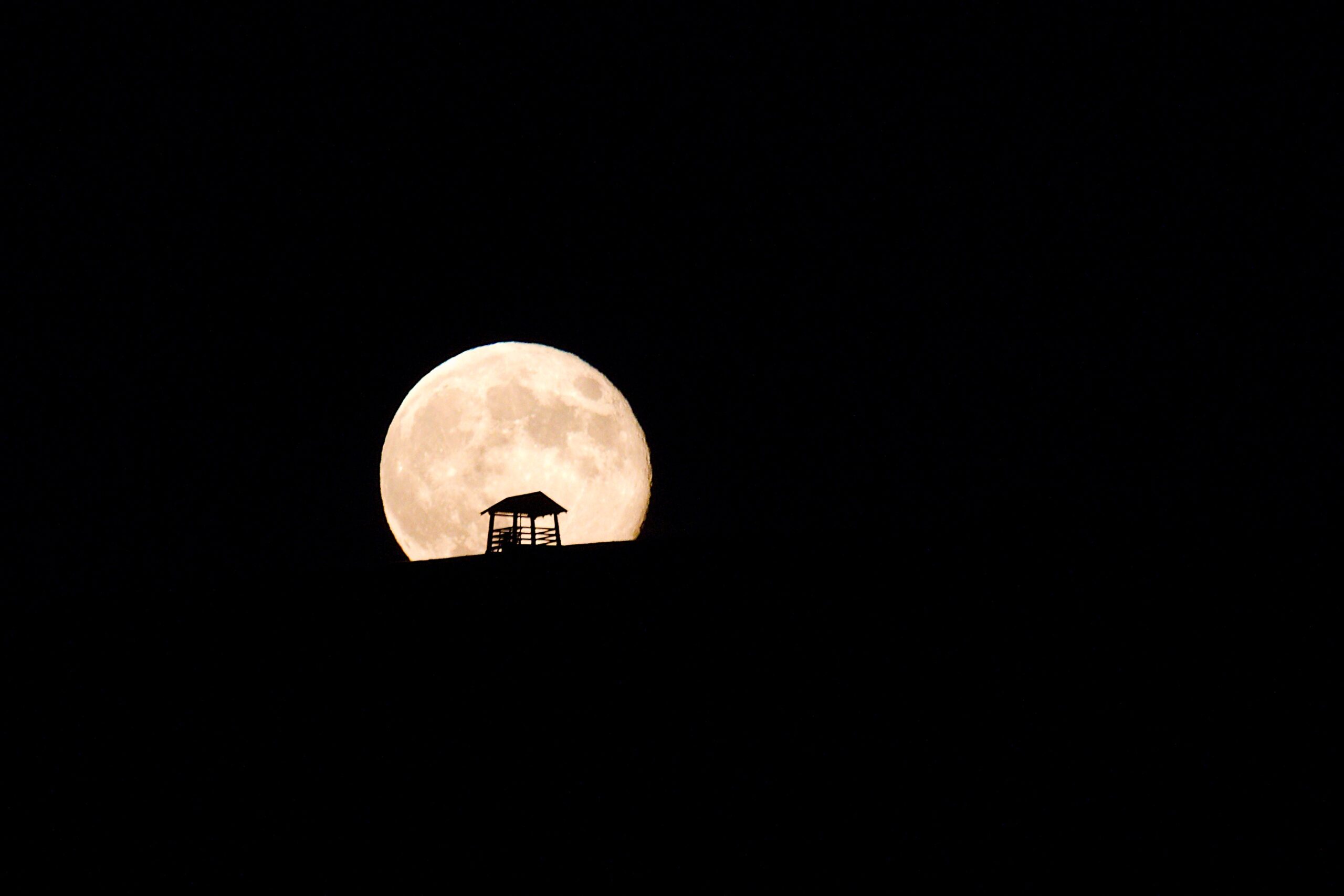 Spln mesiaca nad Žalostinou foto autor Peter Baláž pre NaZáhorí